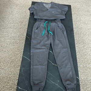 FIGS Scrub SET Catarina Scuba Top V Neck XS Zamora Jogger XS Graphite
